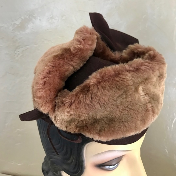 CHIC 1940s\' CHOCOLATE BROWN FELT HAT WITH LAMB FUR TRIM AND FELT BOWS